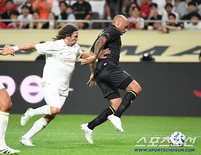 '2025 아이콘매치: 창의 귀환, 반격의 시작'이 14일 오후 서울 상암월드컵경기장에서 열렸다. FC스피어팀 앙리의 공격을 실드 유나이티드 팀 푸욜이 막고 있다. 상암=정재근 기자 cjg@sportschosun.com/2025.9.14/