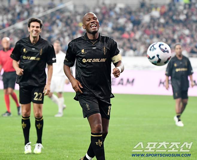 '2025 아이콘매치: 창의 귀환, 반격의 시작'이 14일 오후 서울 상암월드컵경기장에서 열렸다. FC스피어 드로그바가 골찬스를 놓친 후 아쉬워하고 있다. 상암=정재근 기자 cjg@sportschosun.com/2025.9.14/