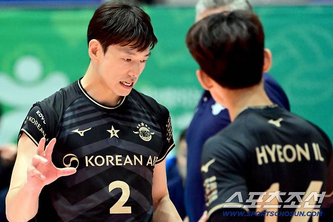 대한항공 한선수가 14일 우리카드전서 득점 후 동료들과 기뻐하고 있다. 사진제공=KOVO