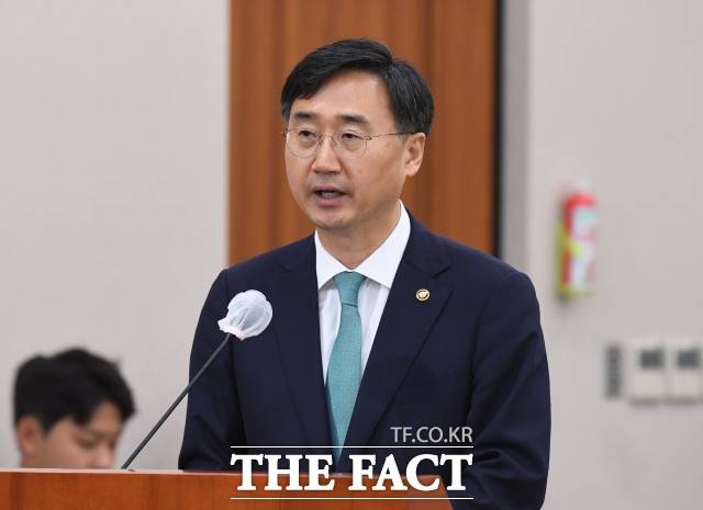 신범철 전 국방부 차관과 이충면 전 국가안보실 외교비서관이 14일 채상병 사건 외압 의혹을 수사하는 이명현 특별검사팀에 출석했다. 사진은 신 전 차관. /남윤호 기자