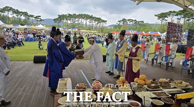 14일 충남 내포신도시 애향공원에서 열린 ‘충남 보부상 공문제 축제’에 공문제 의례를 진행하고 있다. /충남역사문화연구원