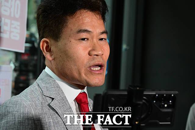 전 한국사 강사 전한길(55) 씨는 자신이 운영하는 유튜브 채널 '전한길 뉴스'가 구글코리아로부터 수익 창출 중단 처분을 받았다고 14일 밝혔다. 사진은 지난달 14일 전 씨가 서울 여의도 국민의힘 중앙당사에서 열리는 중앙윤리위원회의에 출석하며 취재진과 인터뷰하고 있는 모습. /남윤호 기자