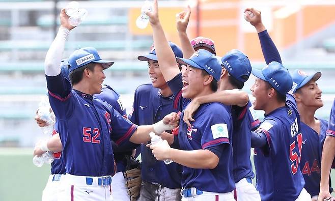 대만 선수들이 2025 U-18 야구월드컵 동메달 결정전에서 한국을 이긴 뒤 환호하고 있다. /WBSC