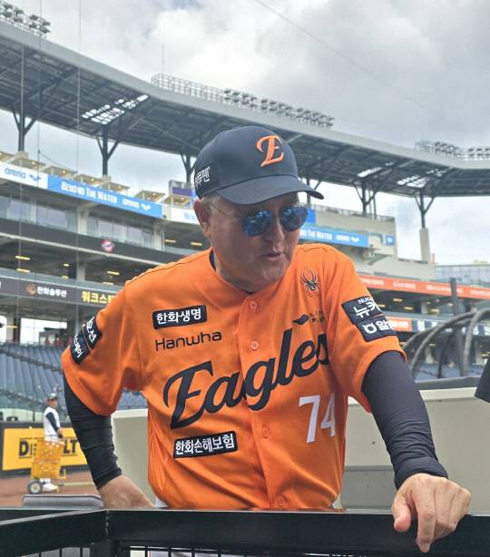 김경문 한화이글스 감독이 14일 대전 한화생명볼파크에서 열리는 2025 신한 SOL Bank KBO리그 키움 히어로즈와의 주중 3연전 두 번째 경기를 앞두고 취재진과 인터뷰 하고 있다. 이성현 기자