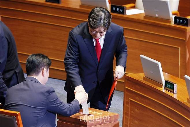 권성동 국민의힘 의원이 지난 11일 오후 국회 본청에서 열린 국회 본회의에서 '국회의원(권성동) 체포동의안'에 표결에 참여하고 있다. ⓒ데일리안 홍금표 기자