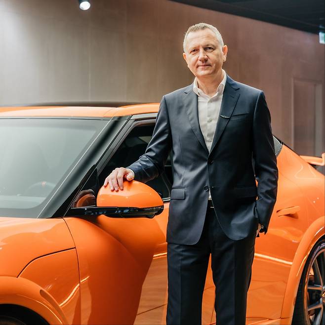 피터 크론슈나블 제네시스 유럽법인장이 GV60 마그마 옆에서 포즈를 취하고 있다. 뮌헨=제네시스 제공