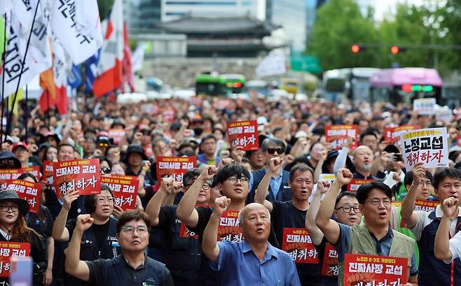 민주노총 조합원들이 13일 오후 서울 중구 시청역 앞에서 열린 ‘진짜사장 교섭 쟁취·노동기본권 실현·노정교섭 쟁취’를 위한 9·13 민주노총 결의대회에서 노정교섭을 촉구하는 구호를 외치고 있다. 2025.9.13 뉴스1