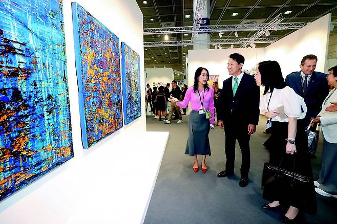오세훈 서울시장이 3일 서울 강남구 코엑스에서 열린 ‘프리즈 서울 2025’ VIP 프리뷰 데이에서 작품을 둘러보고 있다. 사진공동취재단