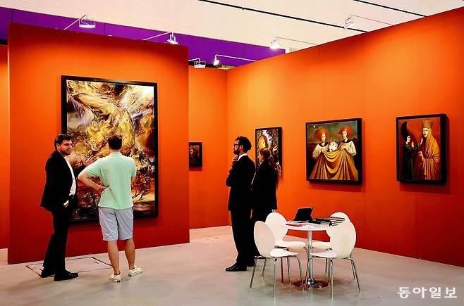 국내 최대 아트 페어 ‘키아프 서울(Kiaf SEOUL) 2025)’과 세계적인 아트페어 ‘프리즈 서울 2025(Frieze Seoul 2025)’이 3일 서울 강남구 코엑스에서 동시 개막한 가운데, 참가자들이 전시 작품을 둘러보고 있다. 홍진환 기자 jean@donga.com