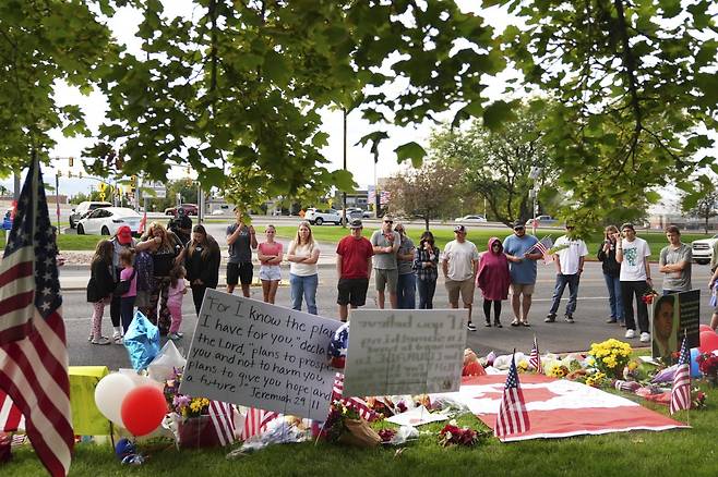 찰리 커크 터닝포인트 USA 대표가 암살당한 장소인 미국 유타주 유타밸리대 캠퍼스 내 추모 공간에 12일(현지 시간) 시민들의 발길이 이어지고 있다. 커크 추모 열기 속에서 도널드 트럼프 미 대통령과 그의 핵심 지지층인 마가(MAGA·미국을 다시 위대하게) 진영의 반대 세력에 대한 공세가 거세지고 있다. 오렘=AP 뉴시스