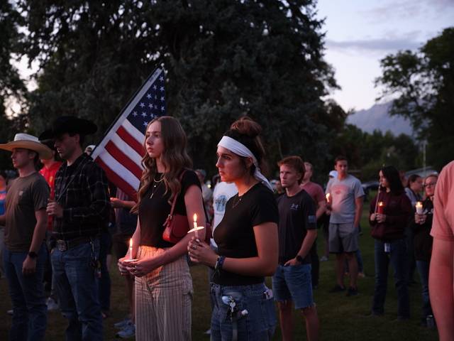 시민들이 지난 12일(현지시간) 미국 유타주 프로보에서 열린 한 찰리 커크 추모행사에 참여해 있다. EPA=연합뉴스