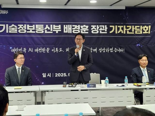 배경훈(가운데) 과학기술정보통신부 장관이 12일 오후 서울 종로구 HJ비즈니스센터에서 열린 ‘과학기술정보통신부 기자간담회’ 에서 기자들 질문에 답하고 있다. 팽동현 기자