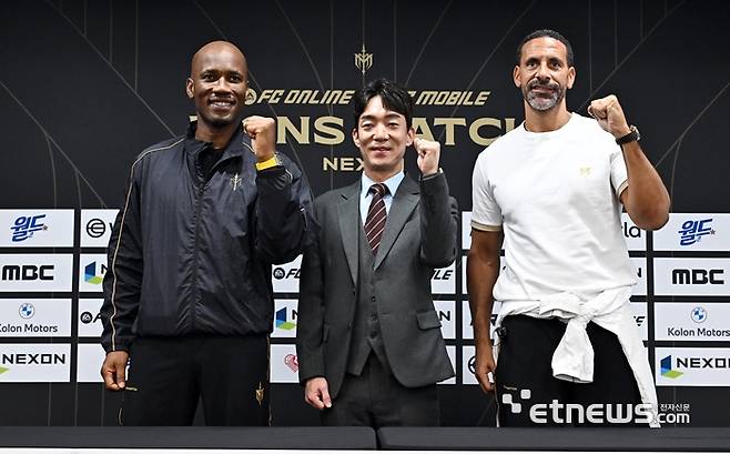 전설적인 축구 선수들이 이색적인 경기를 펼치는 초대형 축구 행사 '2025 아이콘매치' 이벤트매치가 13일 서울 마포구 서울월드컵경기장에서 열렸다. 미디어데이에 참석한 FC스피어의 디디에 드로그바(왼쪽부터), 박정무 넥슨 부사장, 실드 유나이티드의 리오 퍼디난드가 기념촬영 하고 있다.  이동근기자 foto@etnews.com