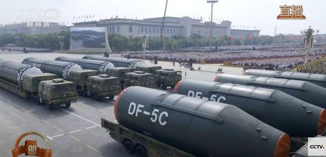 지난 3일 중국 베이징 천안문 광장에서 열린 전승절 80주년 기념 열병식에서 둥펑(DF)-5C가 공개됐다. DF-5형을 개량한 DF-5C형은 사거리가 1만3000㎞에 달하고 최대 10개의 핵탄두 탑재가 가능한 것으로 추정된다. CCTV 캡처·뉴스1
