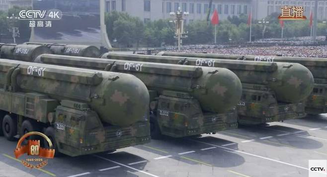 지난 3일 중국 베이징 천안문 광장에서 열린 전승절 80주년 기념 열병식에서 미국 전역을 사정권에 두는 신형 대륙간탄도미사일(ICBM) 둥펑-41(DF-41)의 개량형인 둥펑-61(DF-61)이 공개됐다. CCTV 캡처·뉴스1