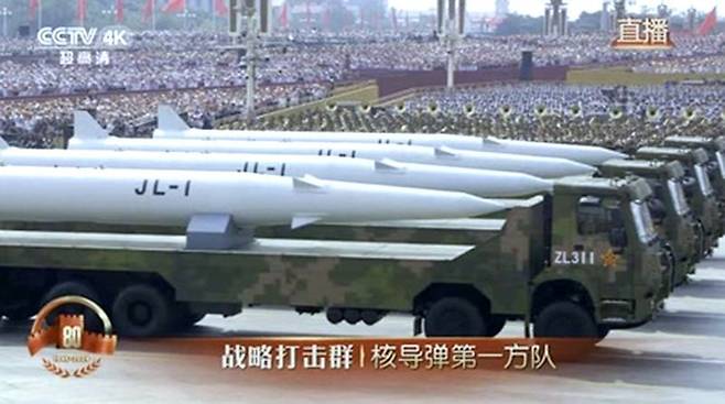 지난 3일 중국 베이징 천안문 광장에서 열린 전승절 80주년 기념 열병식에서 H-6 전략폭격기에서 발사하는 공중 발사 탄도미사일(ALBM) 쥐랑-1(JL-1)이 공개됐다. CCTV 캡처·뉴스1
