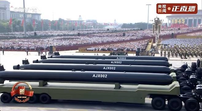 지난 3일 중국 베이징 천안문 광장에서 열린 전승절 80주년 기념 열병식에서 핵무기 탑재가 가능한 초대형무인드론 'AJX002'가 공개됐다. CCTV 캡처·연합뉴스