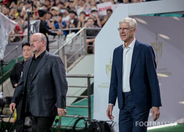 라파엘 베니테스 감독(왼쪽, 실드 유나이티드), 아르센 벵거 감독(오른쪽, FC스피어). 서형권 기자