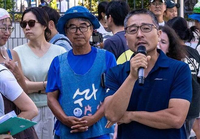 새만금신공항 기본계획 취소소송 인용판결이 내려진 11일 오후 서울 서초구 서울행정법원 앞에서 열린 기자회견에서 오동필 새만금시민생태조사단장이 발언하고 있다. 공동행동 제공