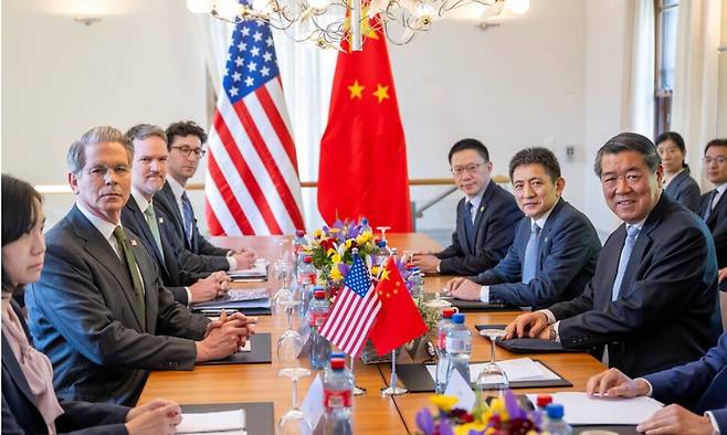 스콧 베선트 미국 재무장관(왼쪽 둘째)과 허리펑 중국 국무원 부총리(맨 오른쪽) 등 미-중 대표단이 지난 5월11일 스위스 제네바에서 양국 경제·무역 고위급 회담을 시작하고 있다. 로이터 연합뉴스