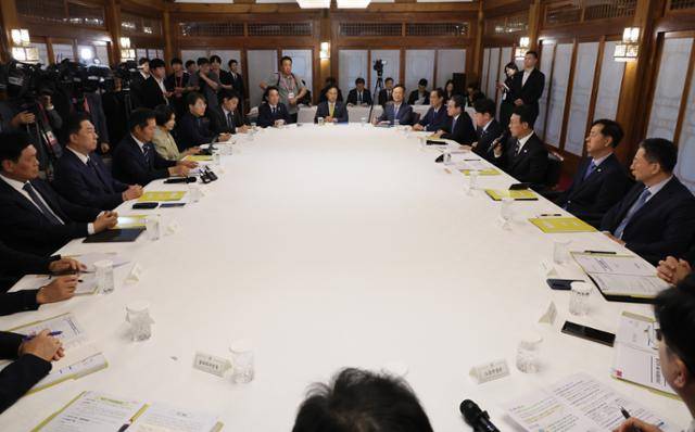 김민석 국무총리가 7일 서울 종로구 총리공관에서 열린 고위당정협의회에서 발언하고 있다. 연합뉴스