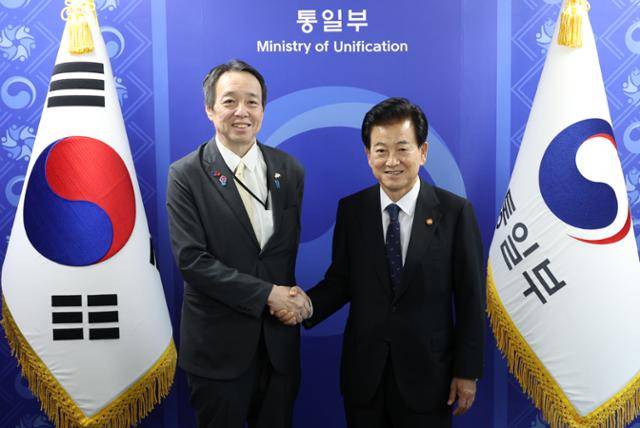 정동영(오른쪽) 통일부 장관이 11일 정부서울청사를 방문한 미즈시마 고이치 주한일본대사를 만나 악수하고 있다. 연합뉴스