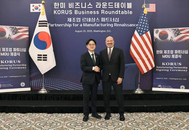 김정관(왼쪽) 산업통상자원부 장관이 지난달 25일 미국 워싱턴 윌러드 인터컨티넨탈호텔에서 열린 한미 제조업 파트너십 양해각서(MOU) 체결식에서 하워드 러트닉 미 상무장관과 기념 촬영을 하고 있다. 산업통상자원부 제공