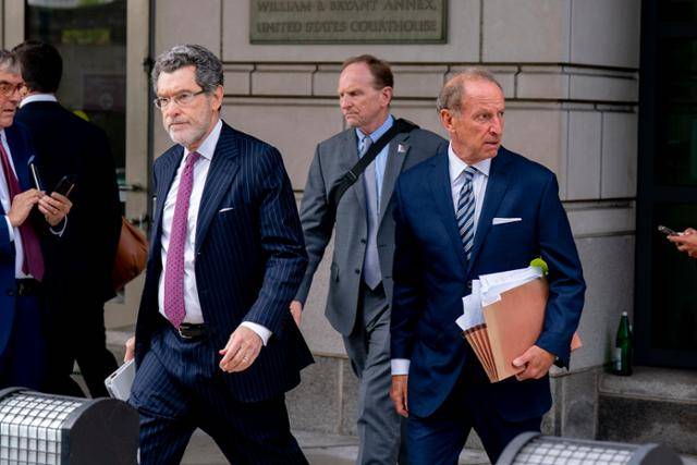 리사 쿡 미국 연방준비제도(Fed·연준) 이사의 변호인단이 지난달 29일 미국 워싱턴 연방법원에서 걸어나오고 있다. 워싱턴=AP 연합뉴스