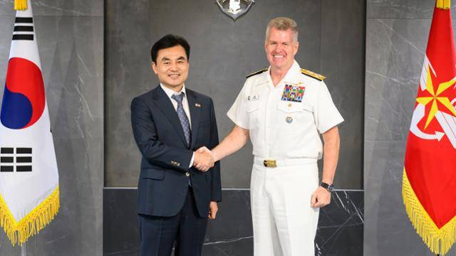 안규백 국방부 장관이 14일 서울 용산 국방부에서 사무엘 파파로 미국 인도태평양사령관을 접견하며 기념촬영하고 있다. 국방부 제공