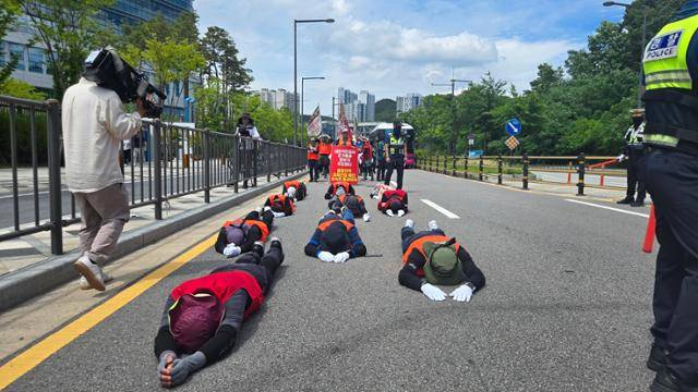 대한석탄공사 도계광업소가 공식 폐광한 6월 30일 원정 집회에 나선 삼척시 도계읍 생존권 투쟁위원회가 정부세종청사앞 도로에서 의료클러스터 등 대체 산업 추진을 요구하며 삼보일배를 하고 있다. 투쟁위원회 제공