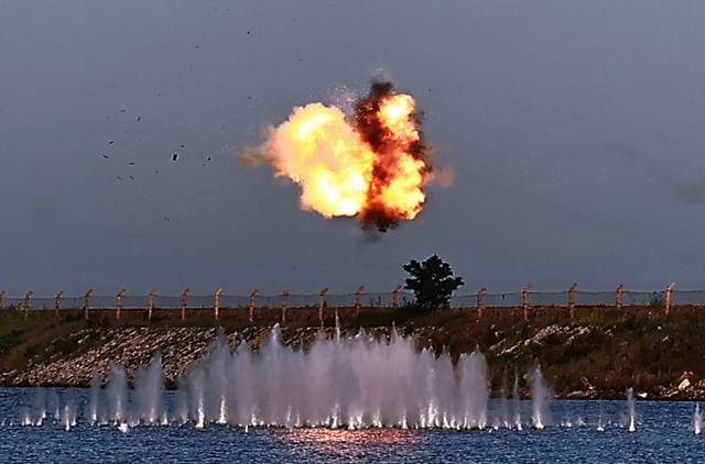 김정은 북한 국무위원장이 지난 11일과 12일 국방과학원 장갑방어무기연구소와 전자무기연구소의 사업을 지도했다고 조선중앙통신이 13일 보도한 가운데 보도된 관련 실험장면. 평양=조선중앙통신 연합뉴스