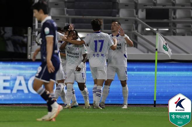 수원 선수단이 13일 목동종합운동장에서 열린 서울E와의 하나은행 K리그2 2025 29라운드 원정 경기서 일류첸코(오른쪽)의 선제골 뒤 환호하고 있다. 사진=프로축구연맹