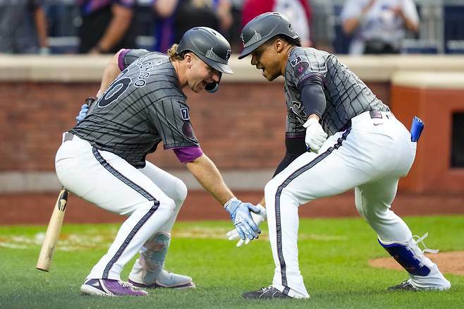 <yonhap photo-1740="">14일(한국시간) 텍사스전에서 시즌 40홈런을 때려낸 후안 소토(오른쪽)가 피트 알론소와 세리머니를 하고 있다. [AP=연합뉴스]</yonhap>