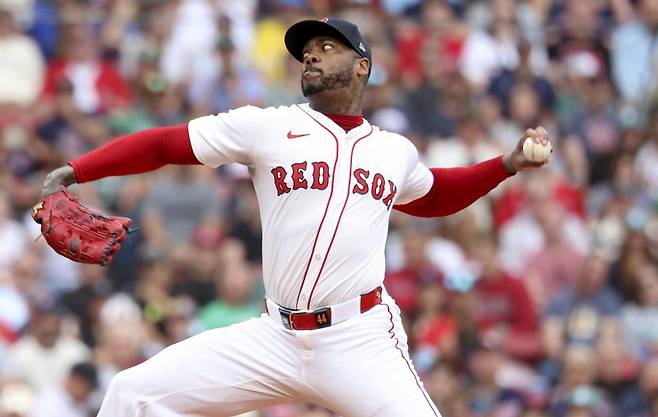 <yonhap photo-2069=""> 보스턴 마무리 투수 아롤디스 채프먼이 연속 무피안타 행진이 끊긴 뒤 흔들리고 있다. 사진은 지난 2일 클리블랜드전 투구 모습. (AP Photo/Mark Stockwell)/2025-09-02 07:36:05/ <저작권자 ⓒ 1980-2025 ㈜연합뉴스. 무단 전재 재배포 금지, AI 학습 및 활용 금지></yonhap>