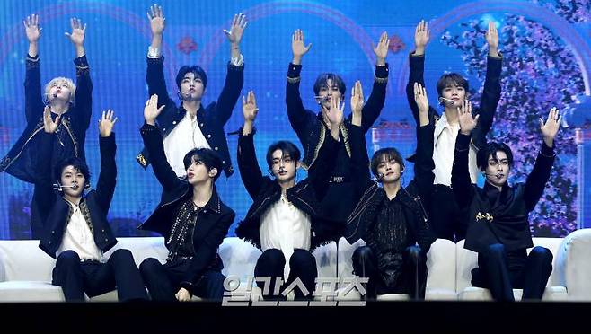 [2024 KGMA] 그룹 제로베이스원이 16일 인천 중구 운서동 인스파이어 아레나에서 열린 '2024 코리아그랜드뮤직어워즈(KGMA)' 첫째날 아티스트데이에서 베스트 아티스트상을 받고 멋진 무대를 꾸미고 있다. 일간스포츠(이데일리M)가 주최하고 KGMA 조직위원회가 주관하는 '2024 KGMA'는 올해 창간 55주년을 맞은 일간스포츠가 대한민국 대중음악계에 새로운 패러다임을 제시하기 위해 새롭게 개최하는 시상식으로 16, 17일 이틀간 펼쳐진다. 영종도(인천)=KGMA특별취재반 /2024.11.16/