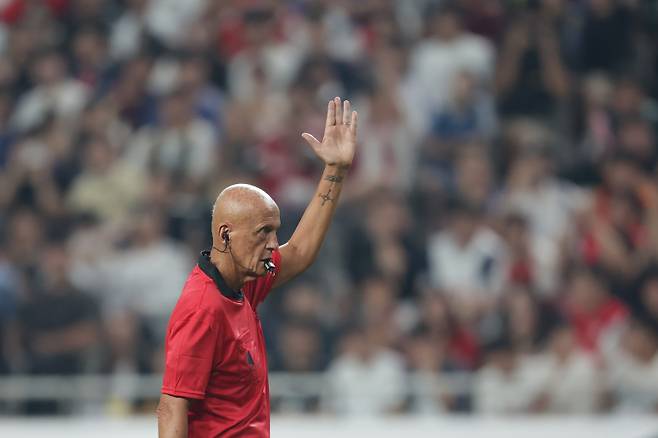 콜리나 심판이 14일 서울월드컵경기장에서 열린 2025 아이콘매치의 시작을 알리고 있다. 사진=넥슨