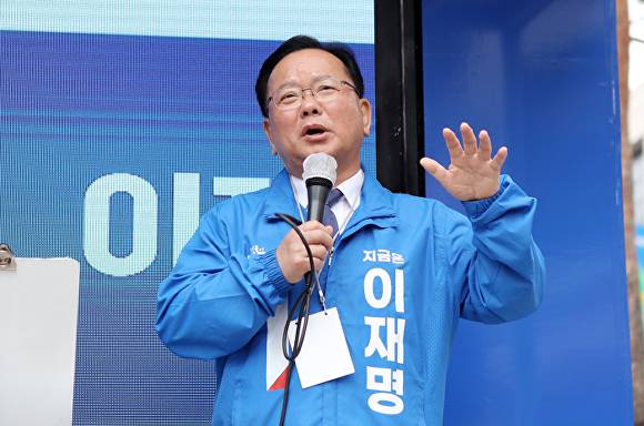 김부겸 전 국무총리가 대통령 선거운동을 펼치고 있다 [사진=연합뉴스]