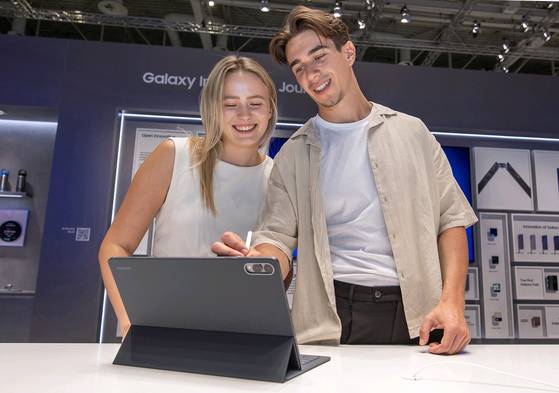 'IFA 2025'가 열린 독일 베를린 '메세 베를린'의 '시티큐브 베를린'에 위치한 삼성전자 전시관에서 4일 삼성전자 모델이 갤럭시 탭S11 울트라를 소개하고 있다. 사진 삼선전자