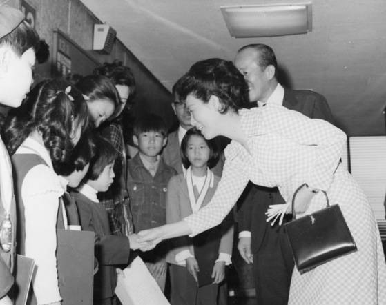 박정희 대통령 부인 육영수 여사가 어린이회관 국제아동 미술전을 관람,아이들과 악수를 하고 있다. 중앙포토