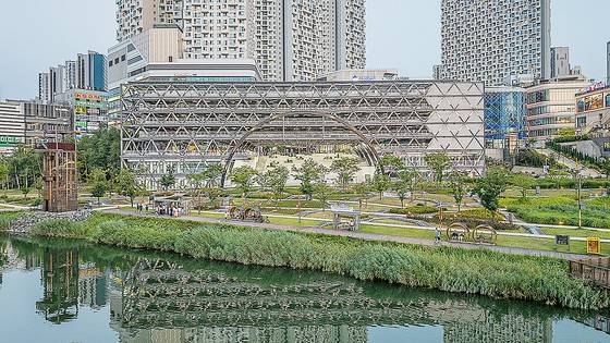 경기도 화성시 동탄2 호수공원에 지어진 주차타워 모습. 호수공원으로 진입할 수 있게 하는 문 조형물처럼 생겼다. 사진 홍성준 작가