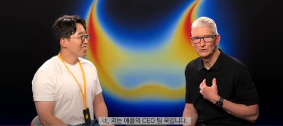 팀 쿡 CEO가 아이폰17 시리즈 출시에 맞춰 지난 13일 IT 유튜버 ‘잇섭’과 인터뷰 하고 있다. ITSub잇섭 유튜브 캡처