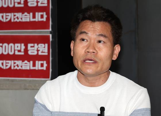 전한길씨가 지난달 18일 오후 서울 여의도 국민의힘 중앙당사를 찾아 특검의 국민의힘 압수수색 저지 농성 중인 김문수 당대표 후보와 만나 입장을 밝히고 있다. 뉴스1