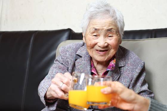 허정례 할머니가 지난 4월 29일 서울 노원구 자택에서 음료수를 마시고 있다. 김종호 기자