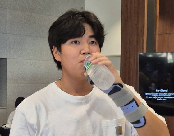 왼손에 보호대를 하고 있는 장유빈. 성호준 기자