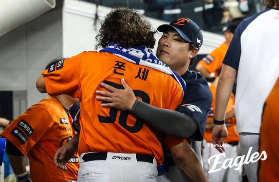 지난 13일 대전 키움전에서 호투한 뒤 류현진의 축하를 받고 있는 한화 코디 폰세. 사진 한화 이글스