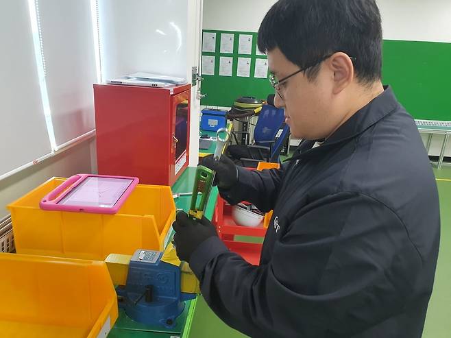 박원선 주임이 스크러버 도면을 보면서 부품 조립을 하고 있다. 화성=윤현주 기자