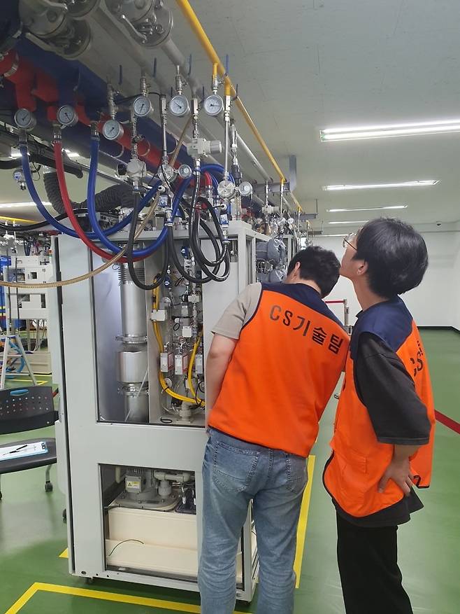 CS 기술팀 직원들이 스크러버 시운전 중이다. 화성=윤현주 기자