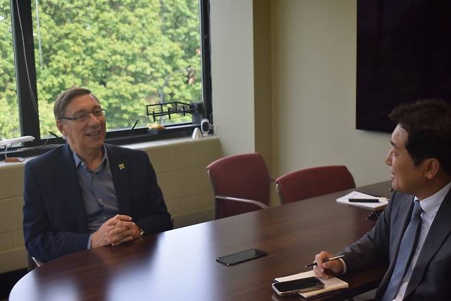 카를로스 세스닉 미시간대 항공우주공학과 학과장과 박형준 서울대 항공우주공학과 교수가 대담을 나누고 있다. / 앤아버=강경주 기자