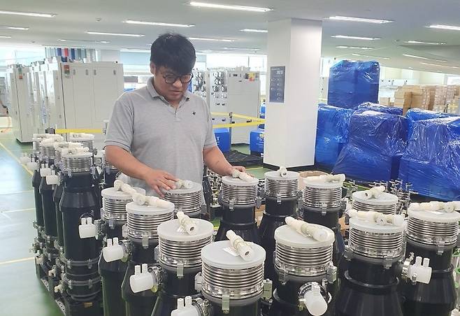 홍수민 주임이 스크러버 신제품 분류 작업을 하고 있다. 화성=윤현주 기자