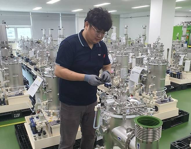 한 직원이 모듈 작업을 하고 있다. 화성=윤현주 기자